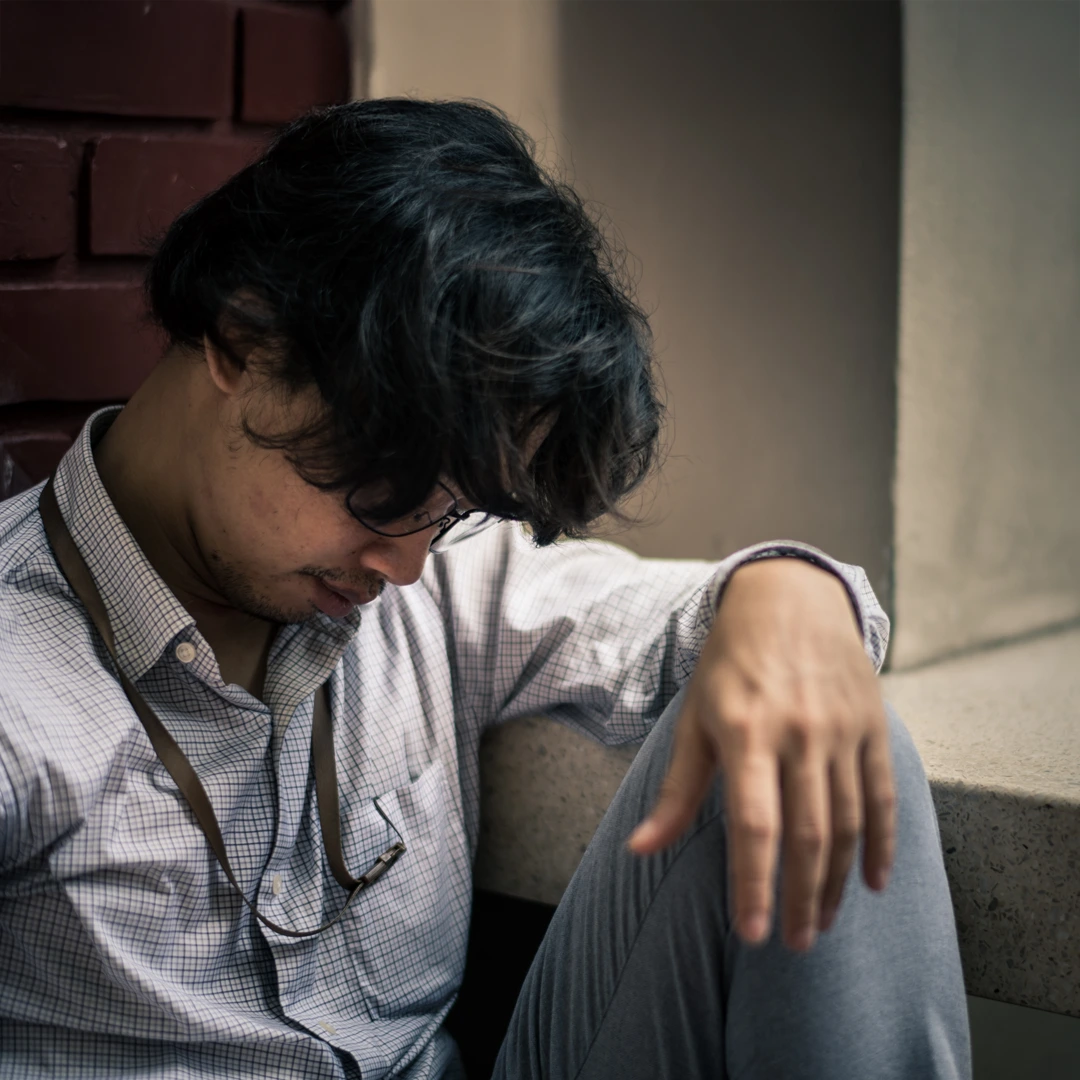 Man struggling with the emotional toll of cocaine addiction, symbolizing the need for compassionate treatment and rehab services in Phoenix, Arizona.