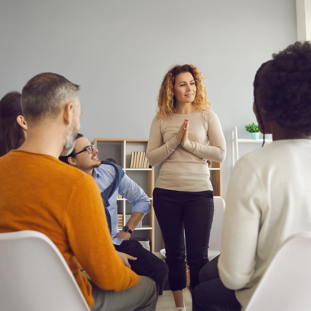 Therapist leading a small support group—personalized mental health and co-occurring treatment in Phoenix–Scottsdale, AZ.